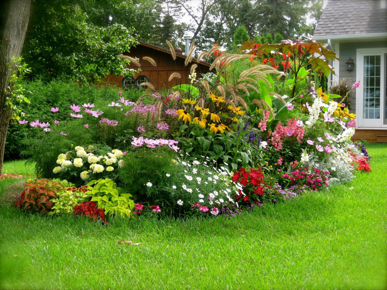 Stunning Flower Bed Arrangements - JimsMowing.com.au